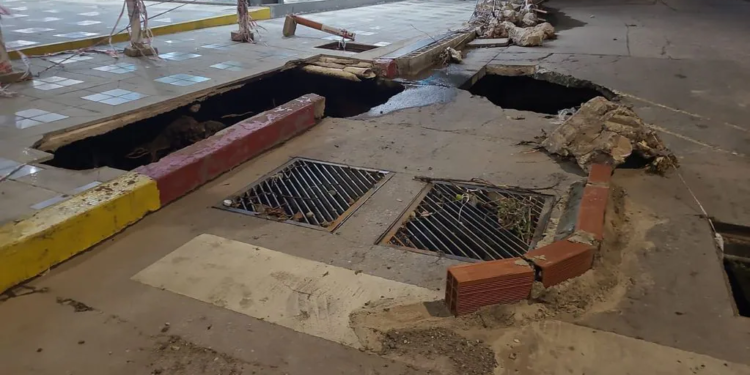 Reparan un nuevo socavón provocado por la tormenta en la ciudad