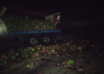 Un choque entre camiones dejó un herido y miles de sandías en la ruta