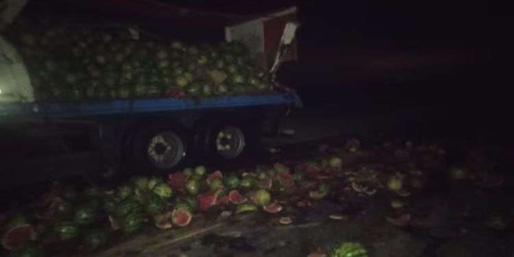 Un choque entre camiones dejó un herido y miles de sandías en la ruta