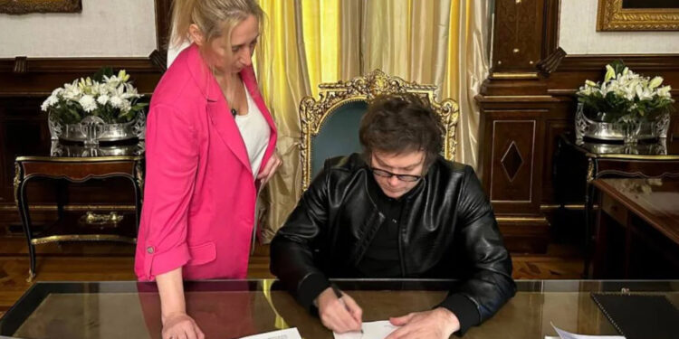 Milei le envió una carta al papa Francisco para invitarlo a que visite la Argentina