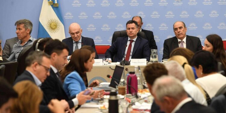 Continúa el debate de la ley ómnibus: cuándo saldría el dictamen