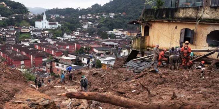 Ascienden a 12 los muertos tras las inundaciones en Río de Janeiro