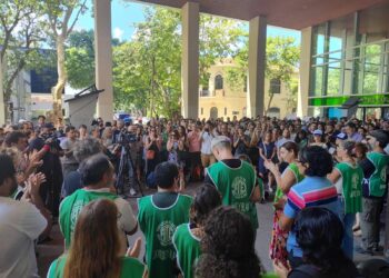 La comunidad científica realizó una protesta contra la suspensión de becas y despidos en el Conicet