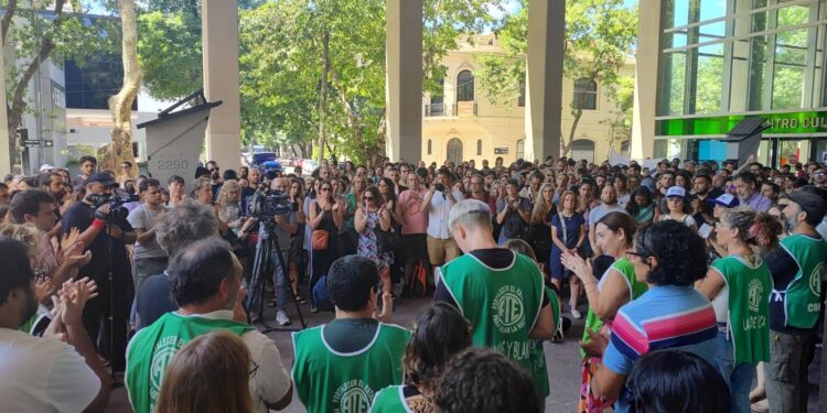 La comunidad científica realizó una protesta contra la suspensión de becas y despidos en el Conicet