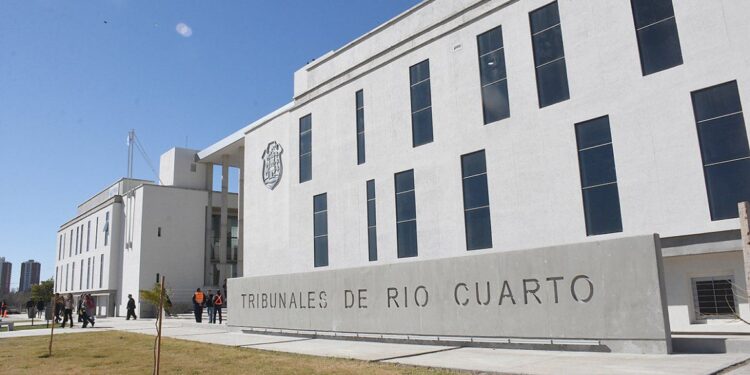 Investigan la muerte de un hombre en una fiesta clandestina en Holmberg