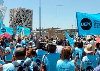 La Provincia ofreció a docentes 40% de aumento anual