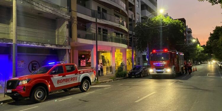 Incendio en un edificio dejó un fallecido y varios heridos en Córdoba