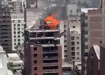 Controlaron un incendio en la terraza de un edificio en construcción