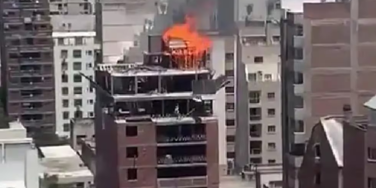Controlaron un incendio en la terraza de un edificio en construcción