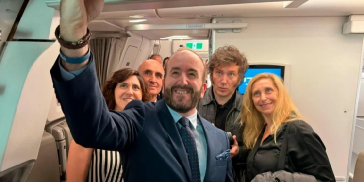 Milei regresó al país tras su primera gira internacional