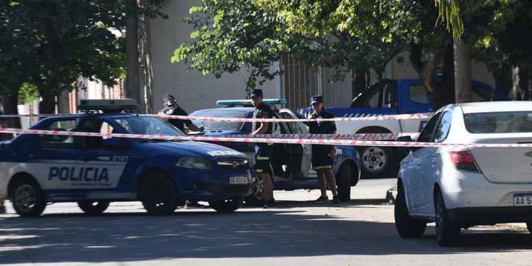 Robo de un auto, tiroteo y un sospechoso herido en Córdoba