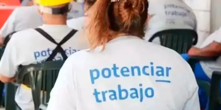 Suspenden el plan Potenciar Trabajo a 22.000 personas que viajaron al exterior