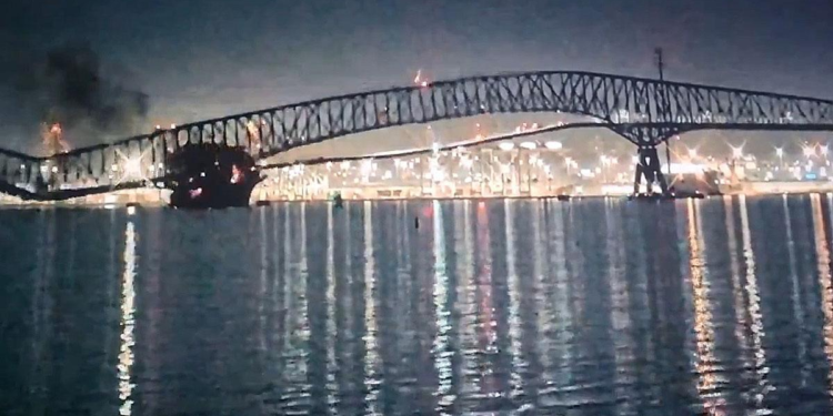 Un barco chocó contra un puente y originó un derrumbe en Estados Unidos
