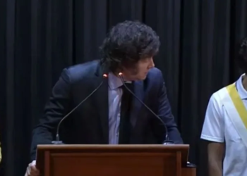 Dos alumnos se desmayaron durante un acto del presidente Milei