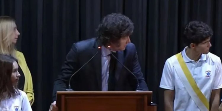 Dos alumnos se desmayaron durante un acto del presidente Milei