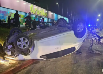 Robaron un vehículo y volcaron mientras escapaban de la policía