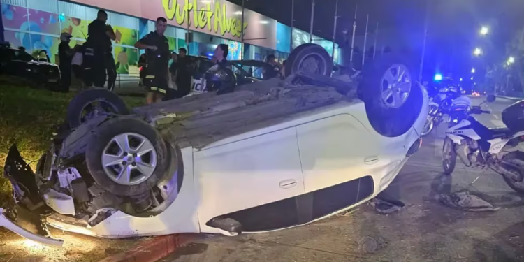 Robaron un vehículo y volcaron mientras escapaban de la policía