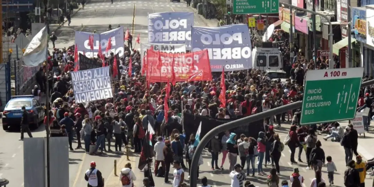 Jornada de protesta de movimientos sociales con 500 cortes en todo el país