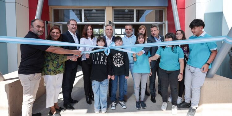 Llaryora inauguró la escuela Proa "Evelina Feraudo" en San Francisco