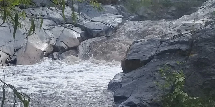 Un hombre murió al caer al cauce del río en la zona de una cascada