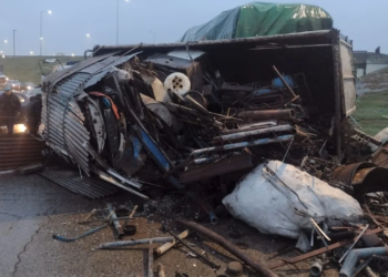 Un camión volcó en Circunvalación