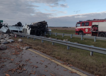 Volcó un camión que transportaba verduras y dejó heridos
