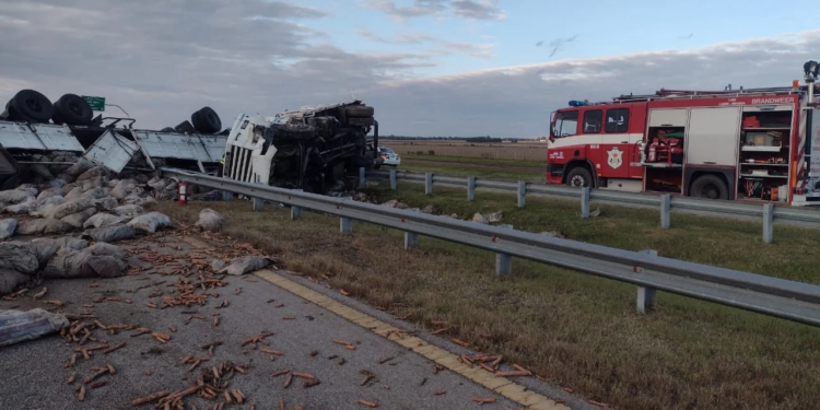 Volcó un camión que transportaba verduras y dejó heridos