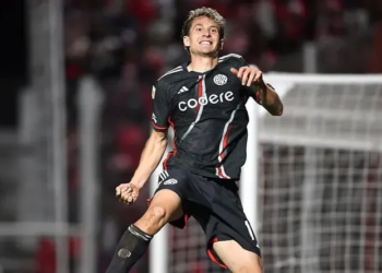 River ganó en Córdoba y clasificó primero