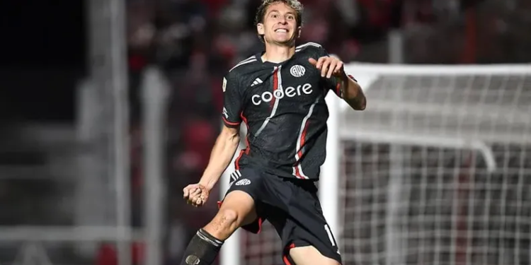 River ganó en Córdoba y clasificó primero