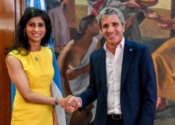 Luis Caputo se reúne con el FMI para avanzar con un nuevo acuerdo