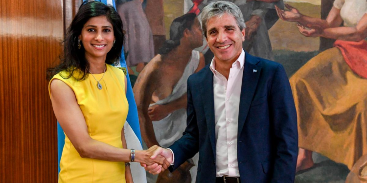 Luis Caputo se reúne con el FMI para avanzar con un nuevo acuerdo