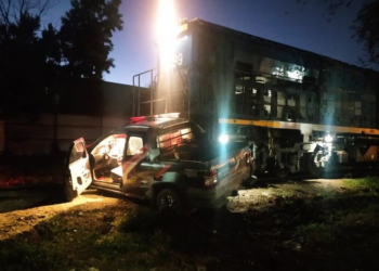 Un tren chocó a una camioneta y la arrastró varios metros