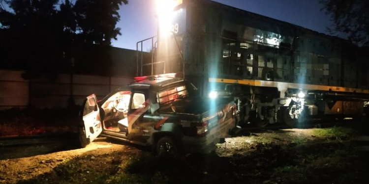 Un tren chocó a una camioneta y la arrastró varios metros