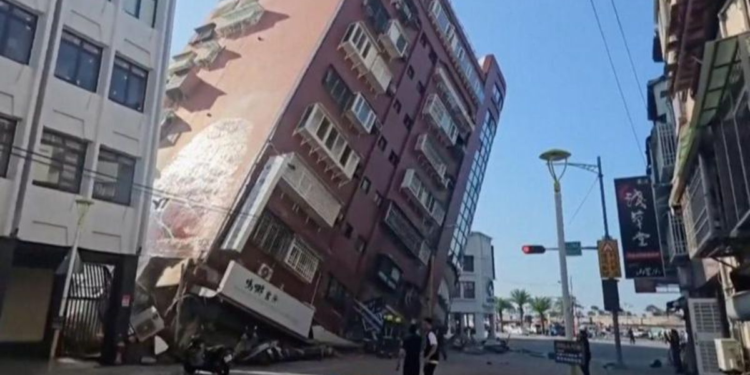 Terremoto en Taiwán dejó al menos 9 muertos, cientos de heridos y edificios colapsados