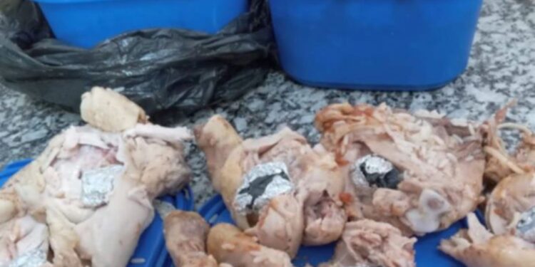 Llevaba droga en presas de pollo a su hermano que estaba en la cárcel para comercializarla