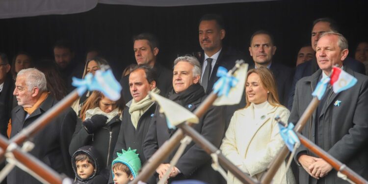 Más de 20 mil personas disfrutaron del desfile cívico-militar por el 25 de Mayo