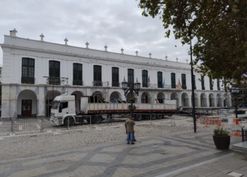 Iniciaron los preparativos frente al Cabildo para recibir a Milei este sábado