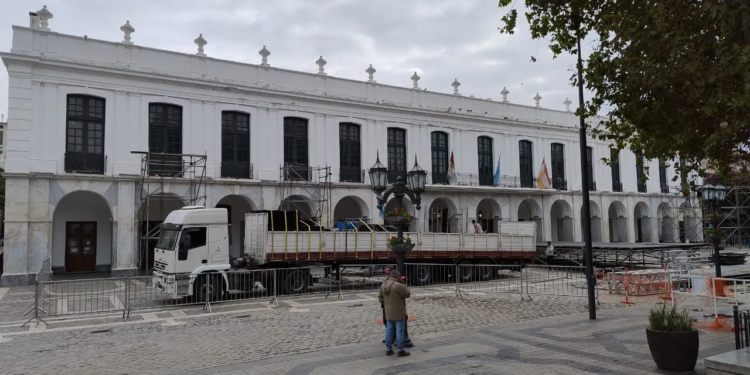 Iniciaron los preparativos frente al Cabildo para recibir a Milei este sábado