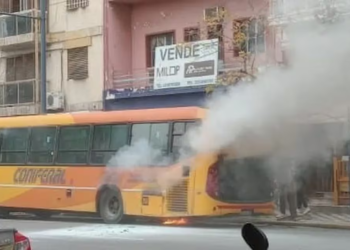 Un colectivo de Coniferal se incendió en pleno Centro