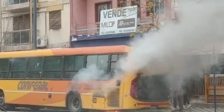 Un colectivo de Coniferal se incendió en pleno Centro