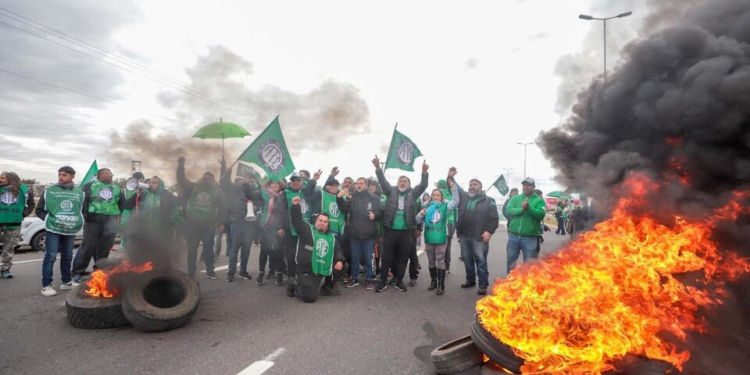 Protestas ante la llegada de Javier Milei a Córdoba: hubo represión de Gendarmería