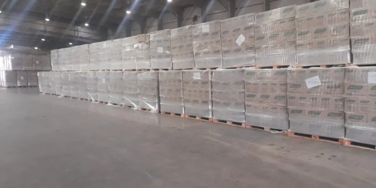 El Gobierno repartirá los alimentos acopiados en depósitos