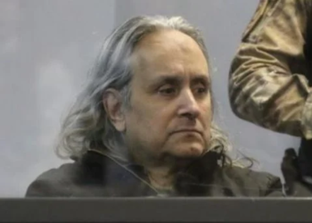 Encerrado en una cabina de vidrio, Carmona enfrenta su cuarto juicio