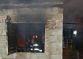 Cortocircuito en la batería de un celular: la probable causa de las llamas