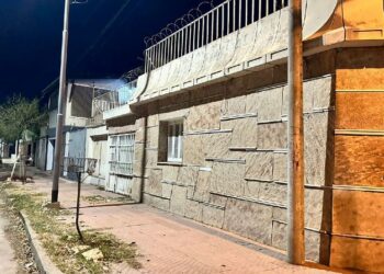 Violento robo en Barrio Yapeyú: atacaron a una madre y su hijo en el auto