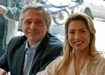 Alberto Fernández y Fabiola: "Ella allá con el bebé, él acá con el perro"