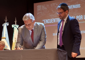 Martín Llaryora participa del Encuentro Federal por la Memoria en la sede de la Amia