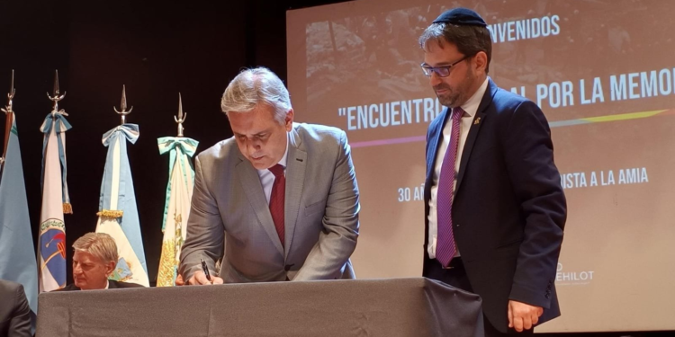 Martín Llaryora participa del Encuentro Federal por la Memoria en la sede de la Amia