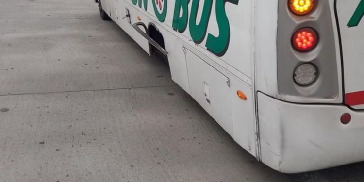Un vehículo interurbano perdió dos ruedas mientras transitaba por Circunvalación