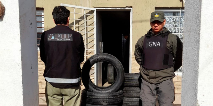 Gendarmería incautó un millonario cargamento de neumáticos